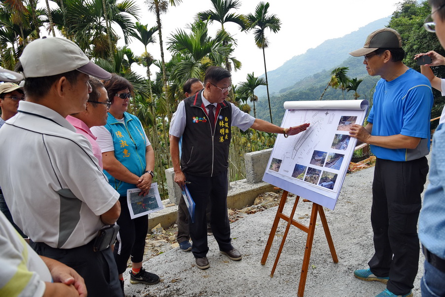 相關圖片1-林明溱會勘水里鄉農路搶修及護岸補強工程 指示速改善