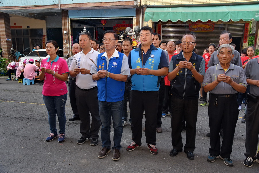 圖片-竹山靈德廟新世代青年會12週年慶繞境 林縣長開香祈福