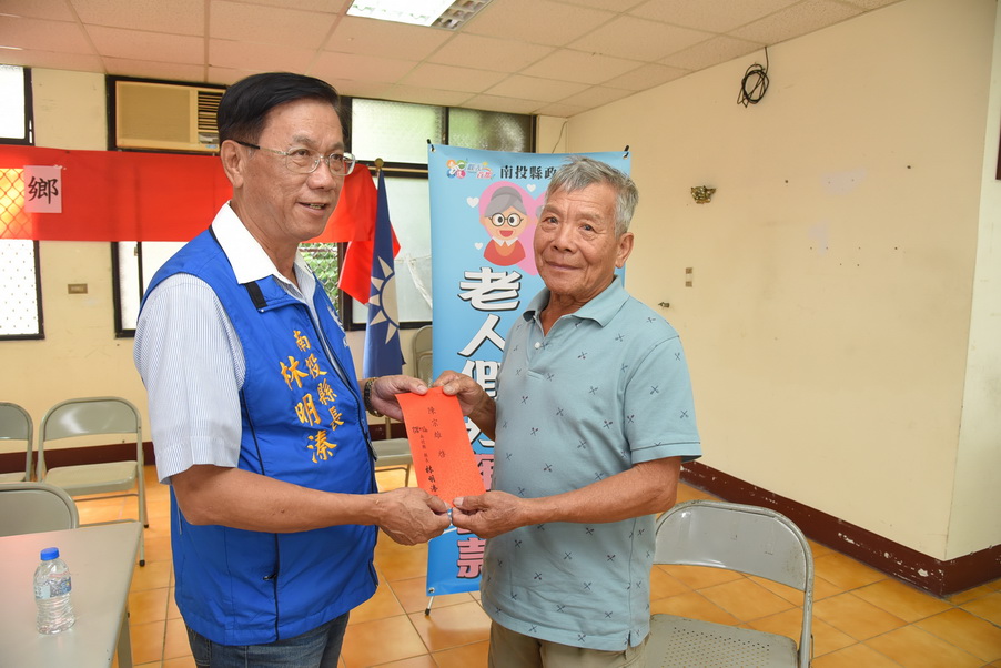 圖片-林縣長發放名間鄉假牙裝置補助