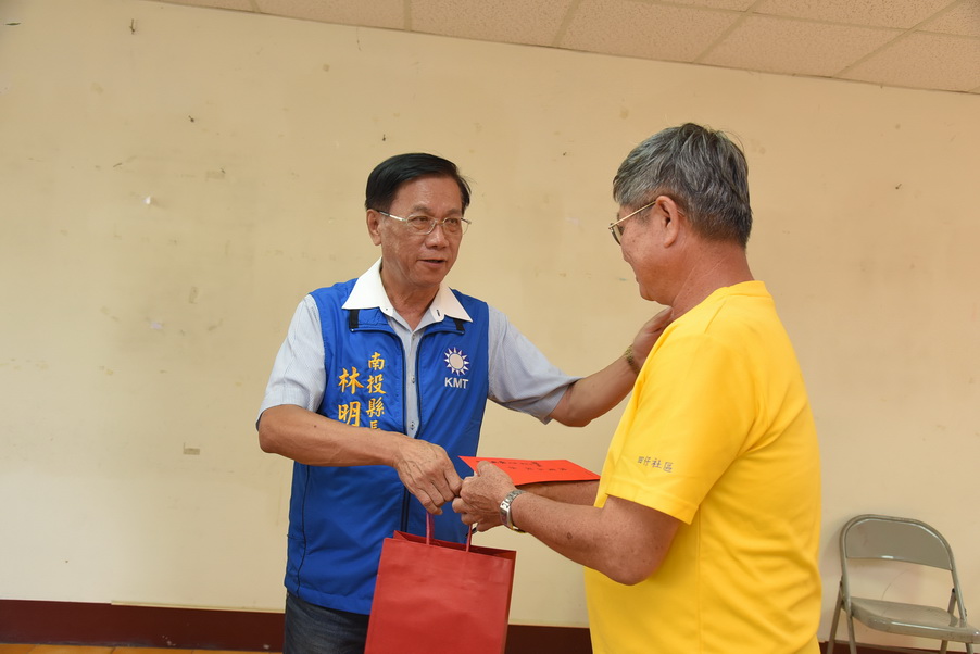 相關圖片1-林縣長發放名間鄉假牙裝置補助