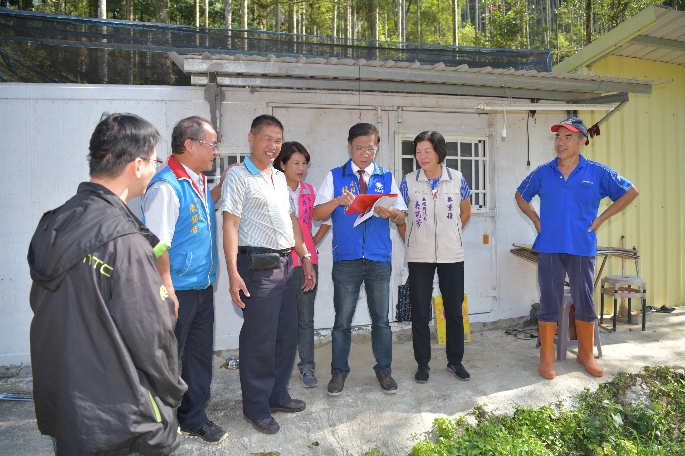 相關圖片1-縣長會勘鹿谷鄉道路及排水溝　同意施工改善