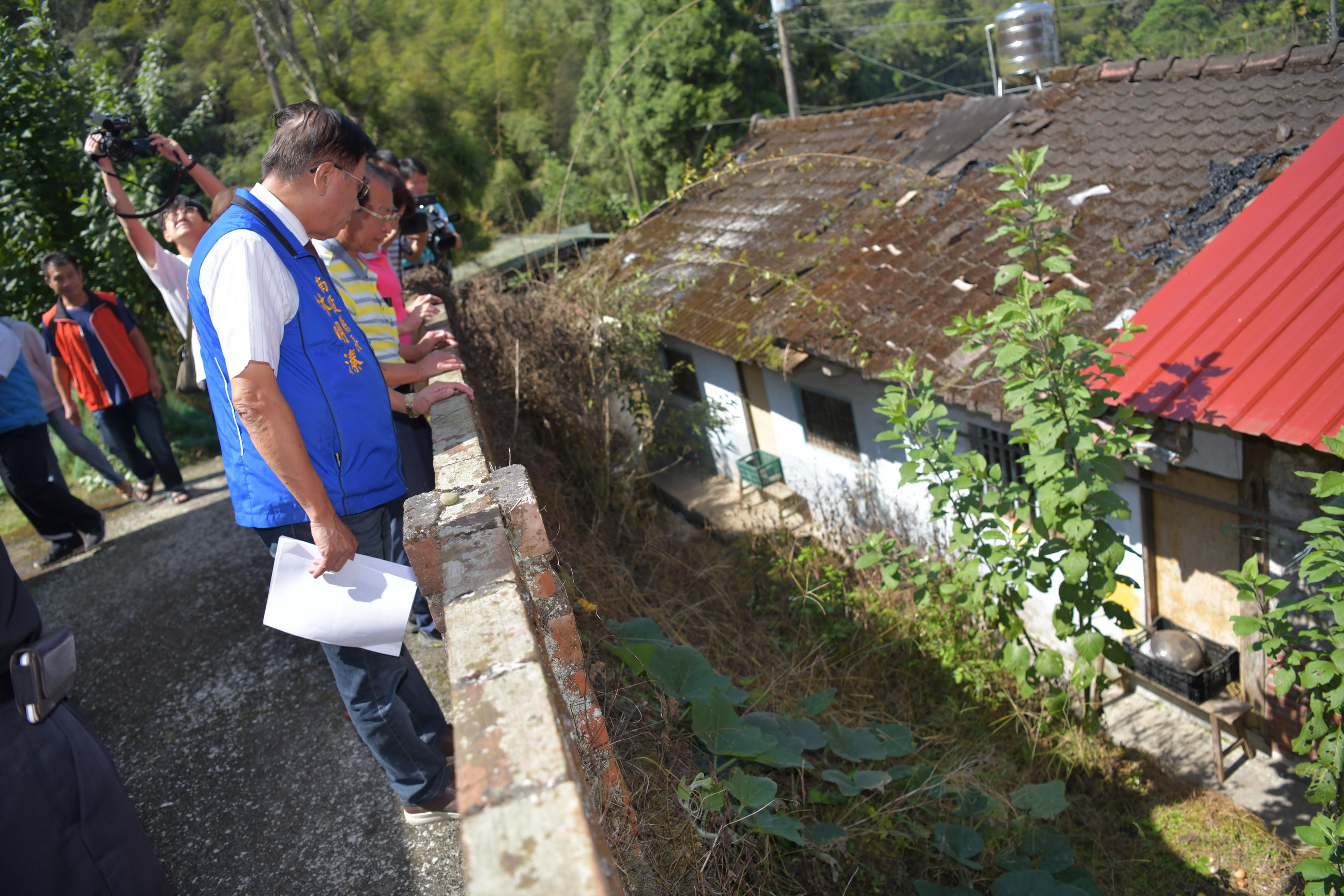 相關圖片2-縣長會勘鹿谷鄉道路及排水溝　同意施工改善