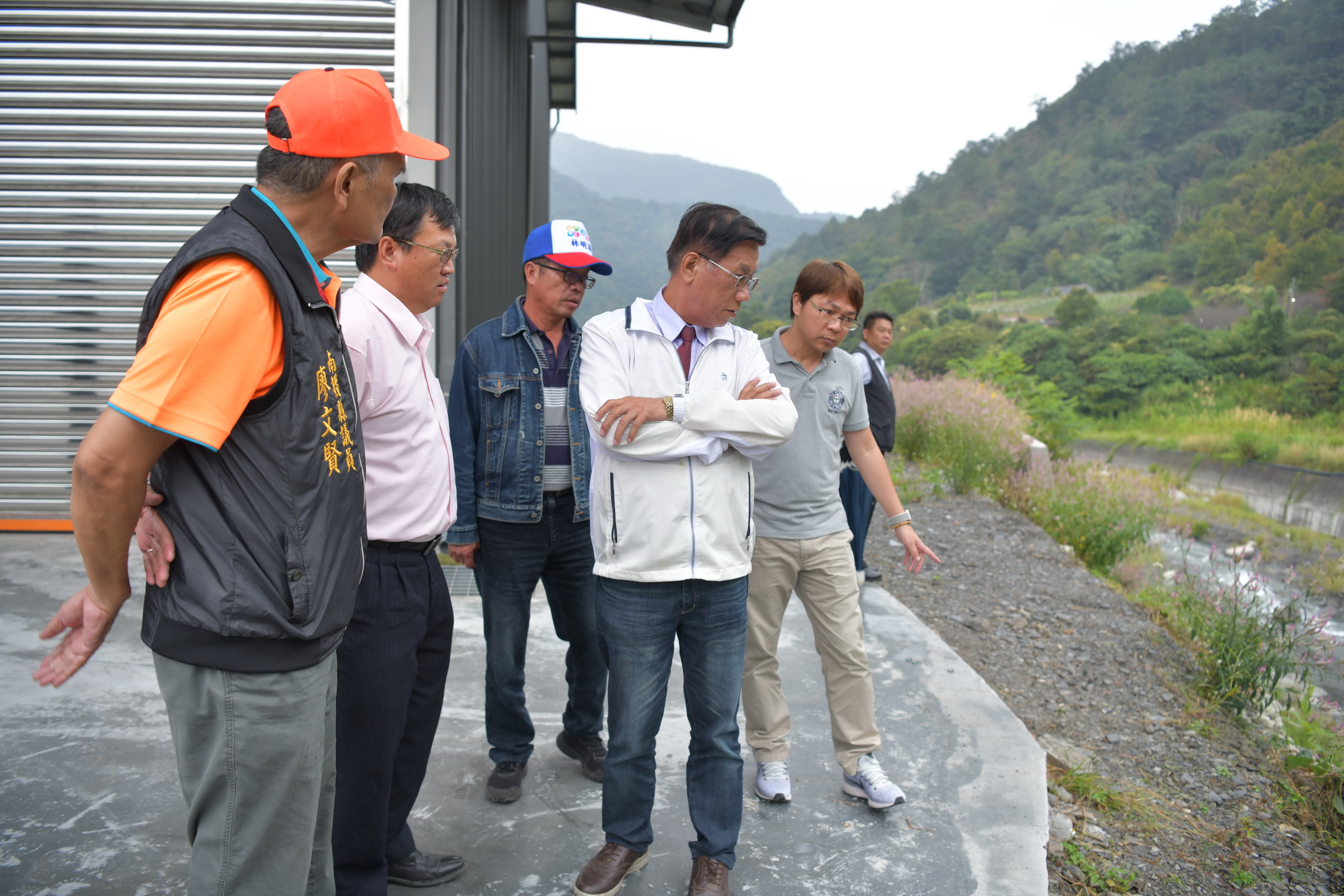 相關圖片1-縣長關心仁愛蔬果運銷　加強物流中心周邊護岸安全