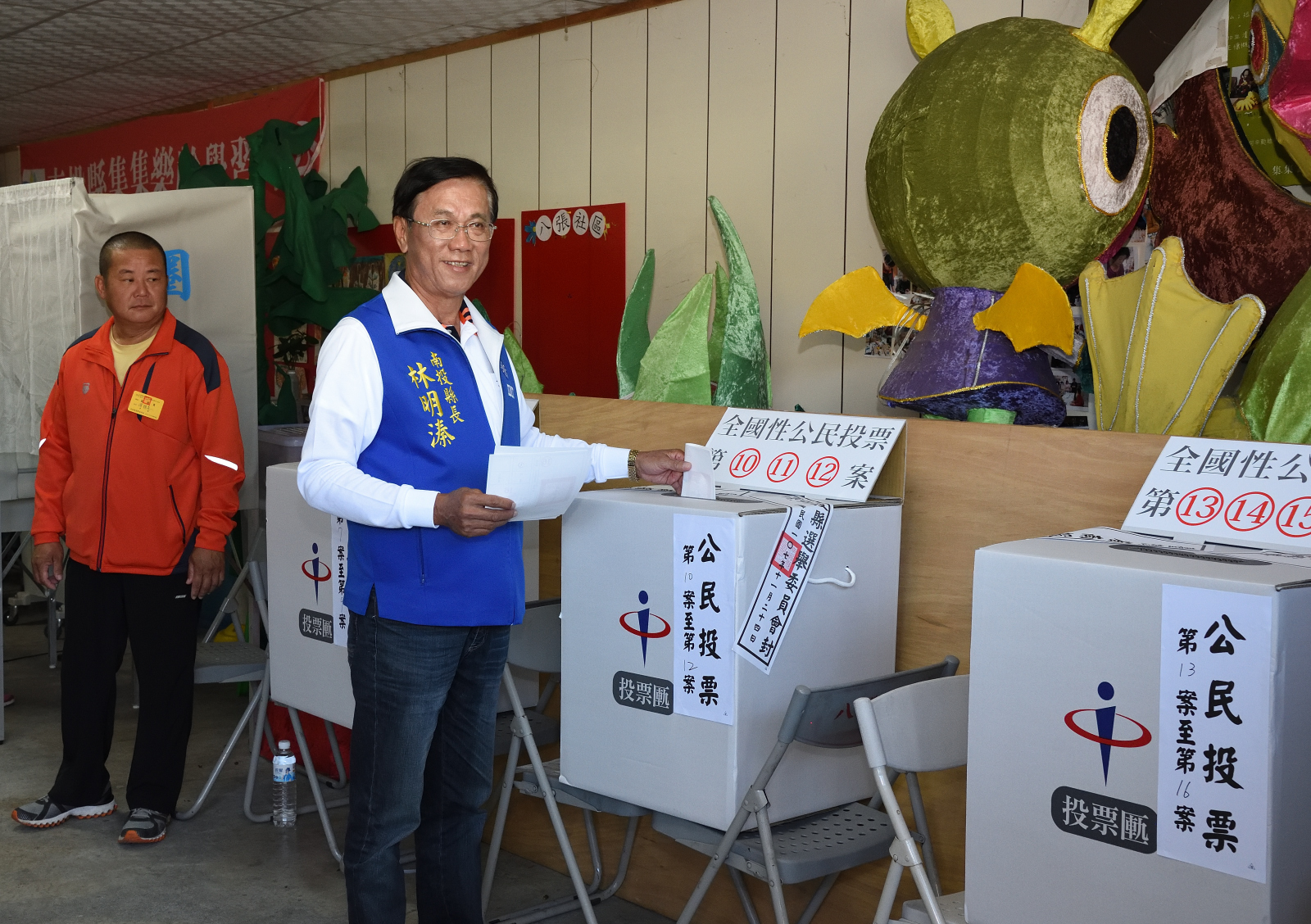 圖片-九合一大選登場，林縣長伉儷投下神聖一票