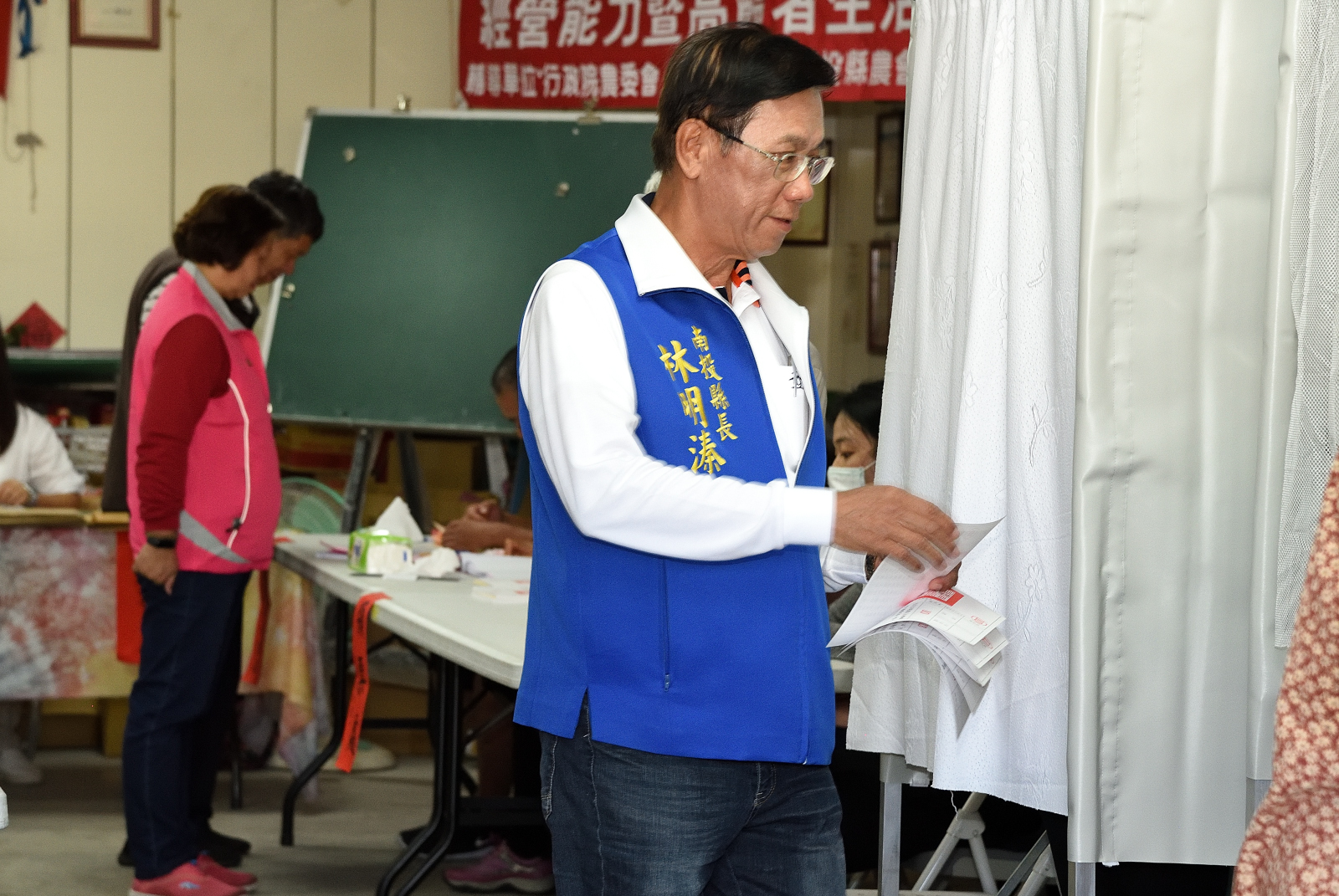 相關圖片1-九合一大選登場，林縣長伉儷投下神聖一票