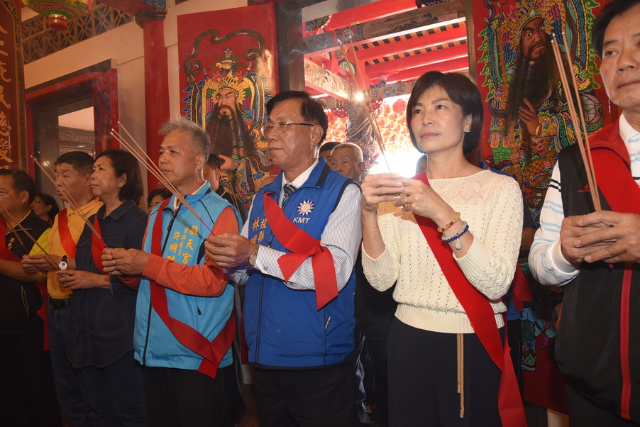 圖片-林縣長主持草屯敬天宮整建竣工入火安座安龍謝土法會開香
