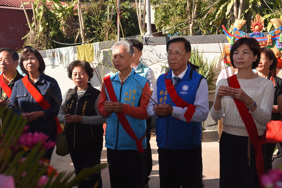 相關圖片2-林縣長主持草屯敬天宮整建竣工入火安座安龍謝土法會開香