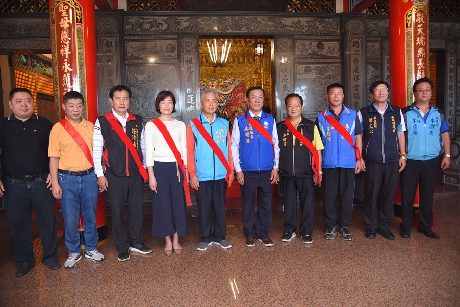 相關圖片3-林縣長主持草屯敬天宮整建竣工入火安座安龍謝土法會開香