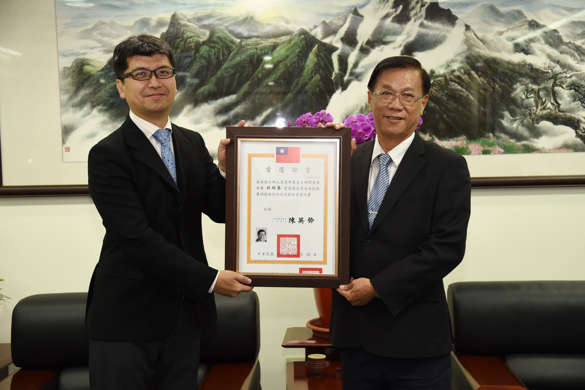 圖片-當選證書送達  林縣長感謝縣民肯定再拼四年
