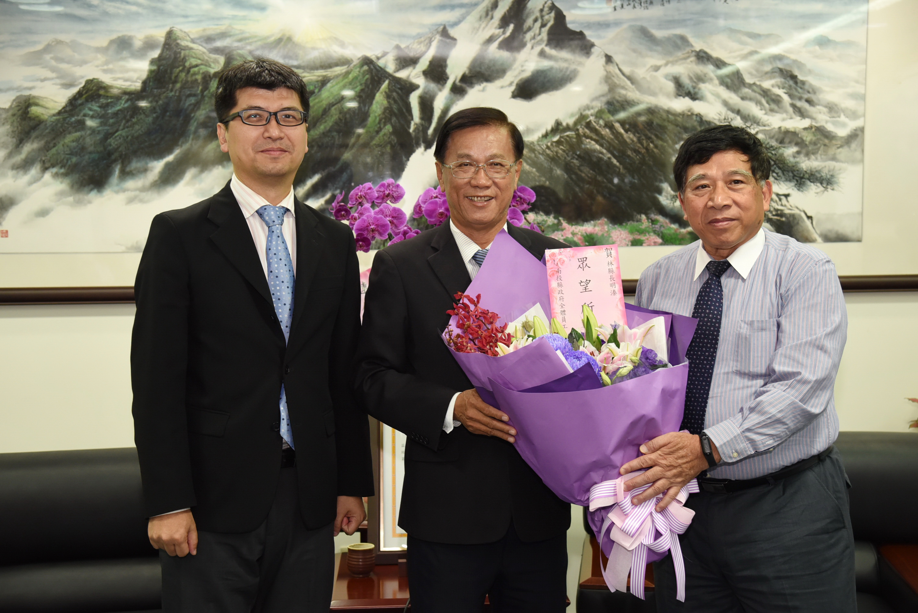 相關圖片1-當選證書送達  林縣長感謝縣民肯定再拼四年