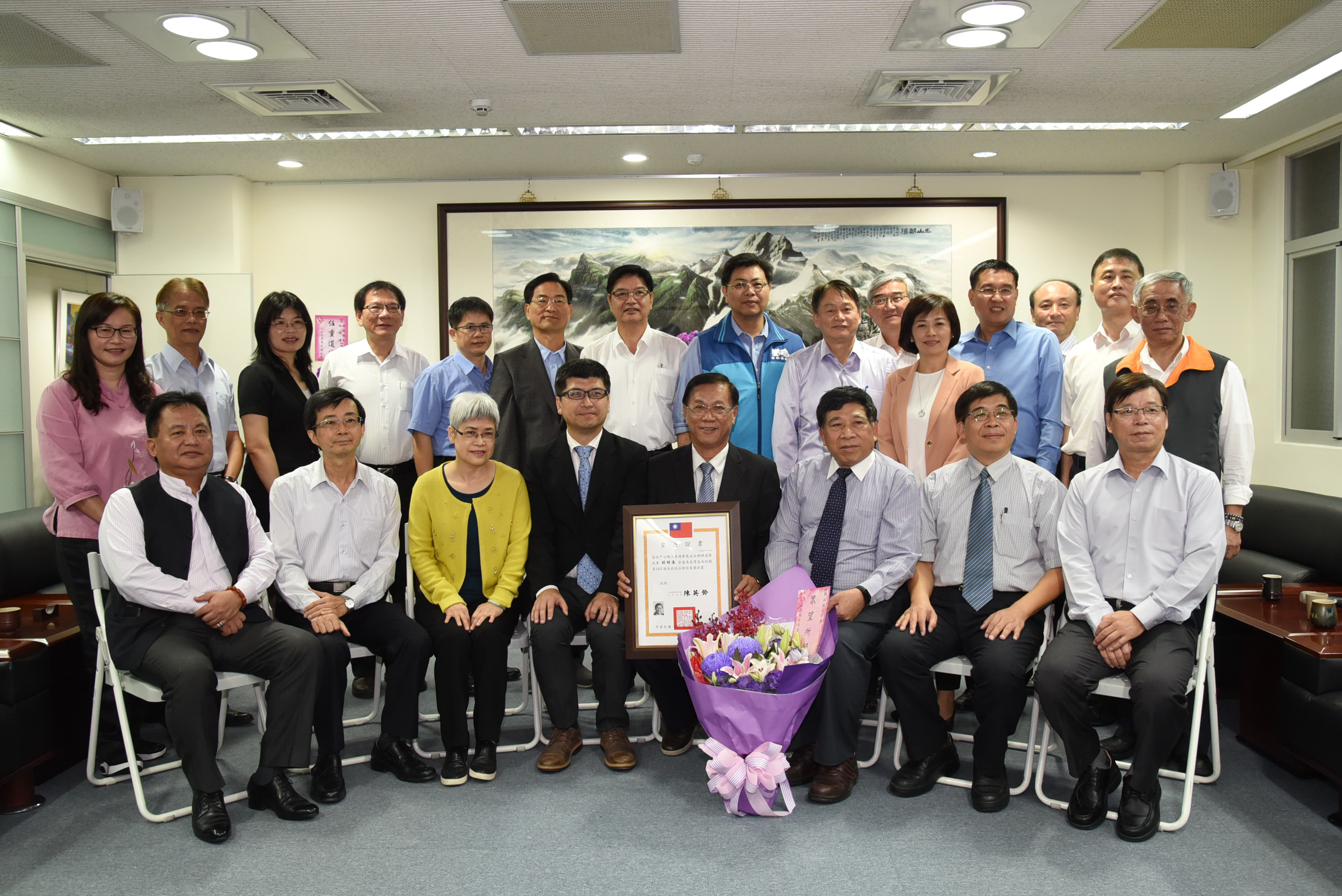 相關圖片2-當選證書送達  林縣長感謝縣民肯定再拼四年