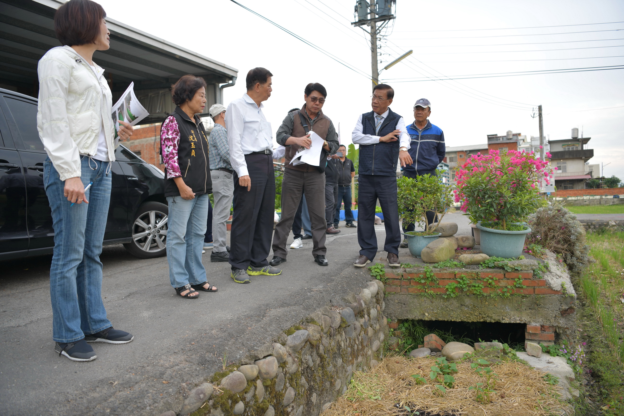 圖片-林縣長會勘草屯及中寮農道路　將拓寬道路維護行車安全
