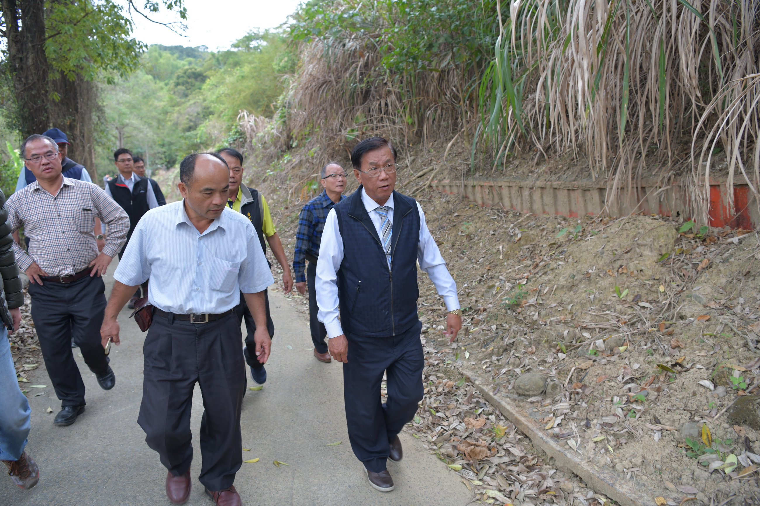 相關圖片1-林縣長會勘草屯及中寮農道路　將拓寬道路維護行車安全