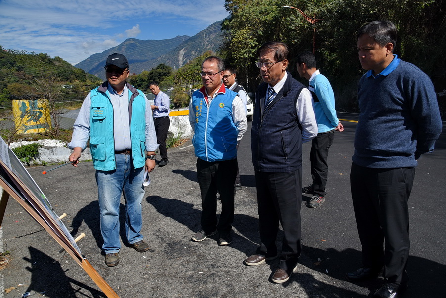 圖片-林縣長會勘信義鄉東埔及風櫃斗道路改善工程進度及品質