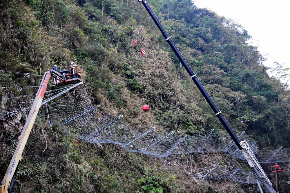 相關圖片1-首創防護網落石試驗　投131縣道更安全