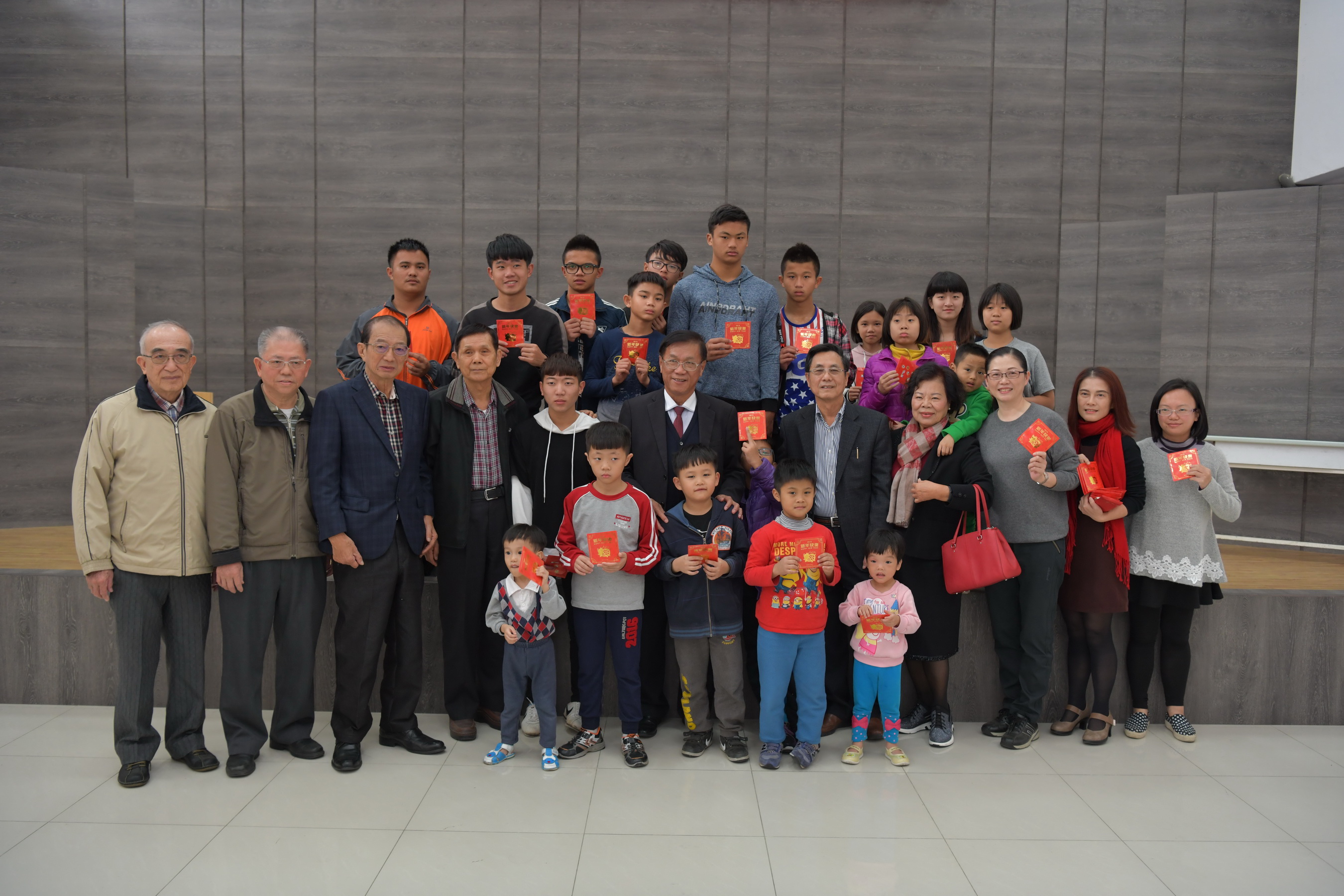 圖片-林縣長送愛到仁愛之家　捐10萬元冬衣