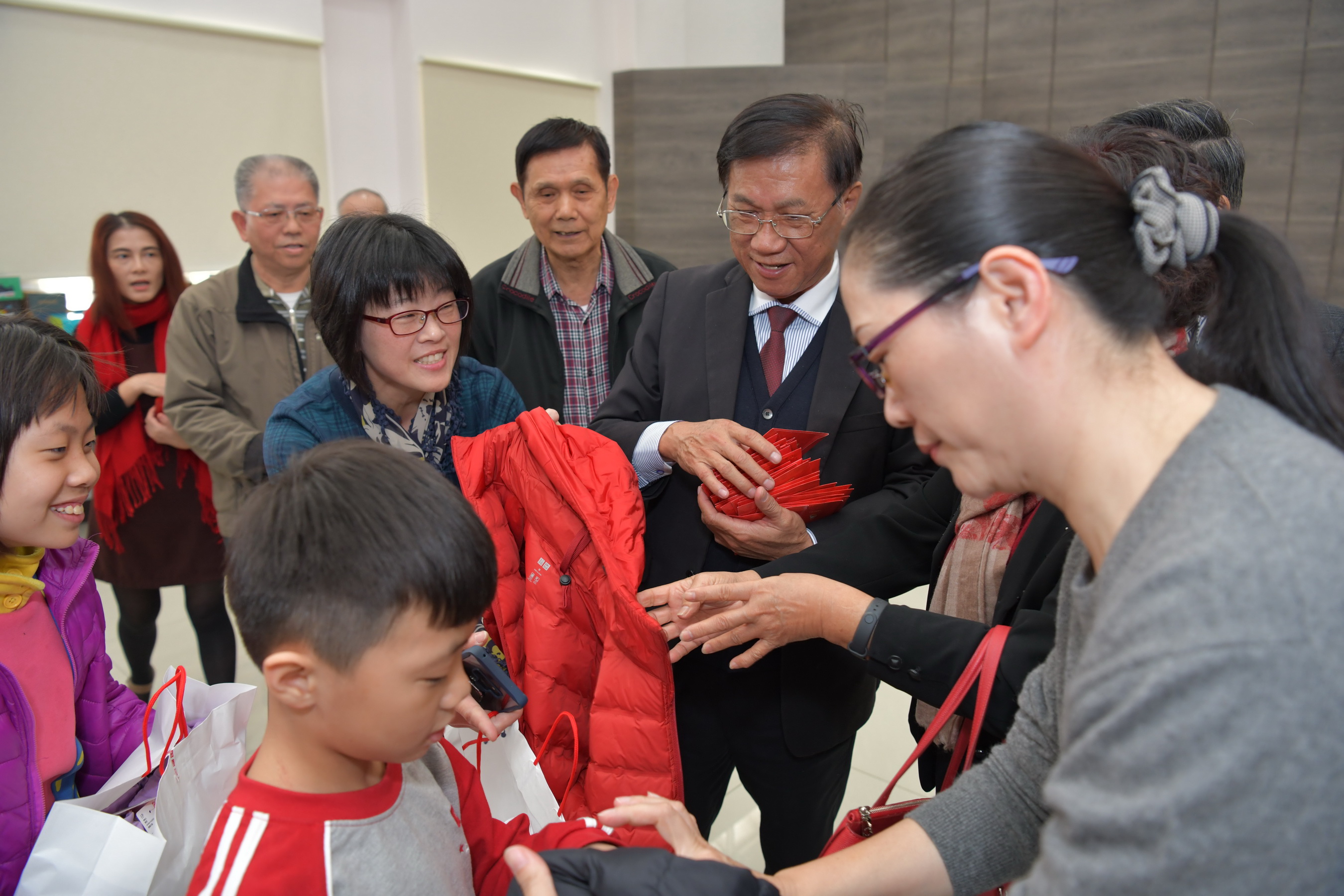 相關圖片2-林縣長送愛到仁愛之家　捐10萬元冬衣