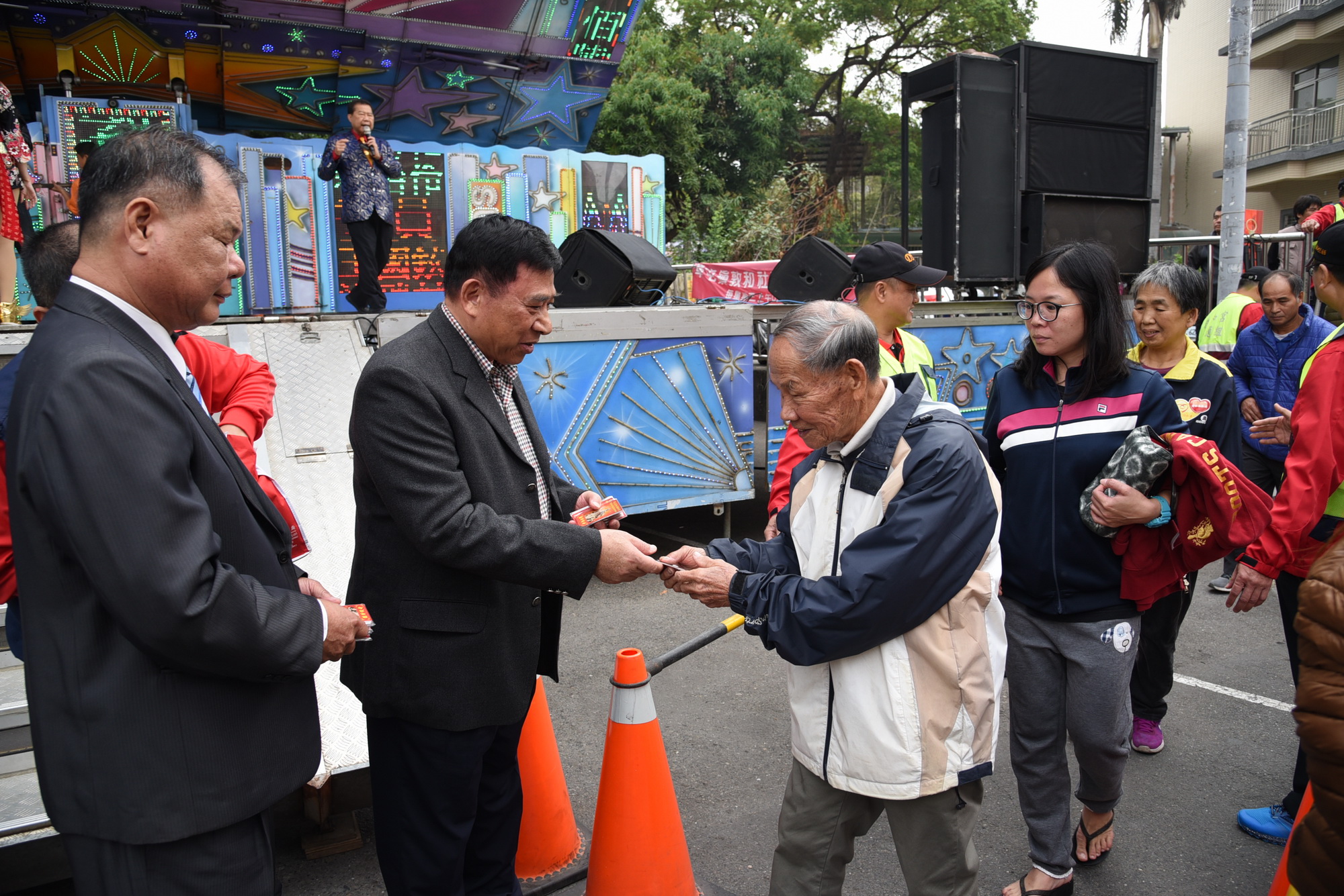 相關圖片2-林縣長敦和宮發錢母 祈求經濟發達順遂