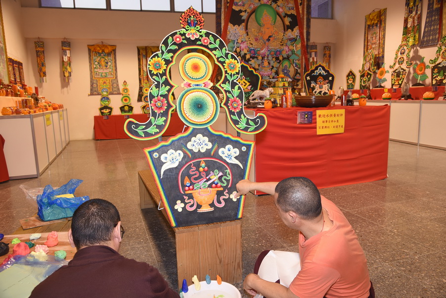 相關圖片1-藏族指尖酥油花藝術驚艷 林明溱邀你同賞南投燈會