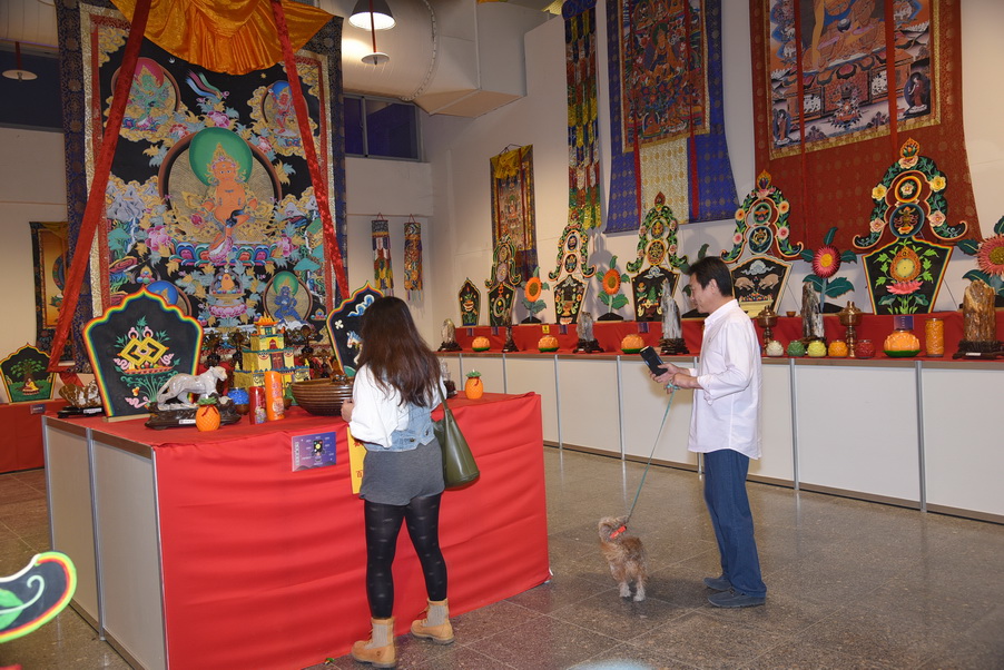 相關圖片4-藏族指尖酥油花藝術驚艷 林明溱邀你同賞南投燈會