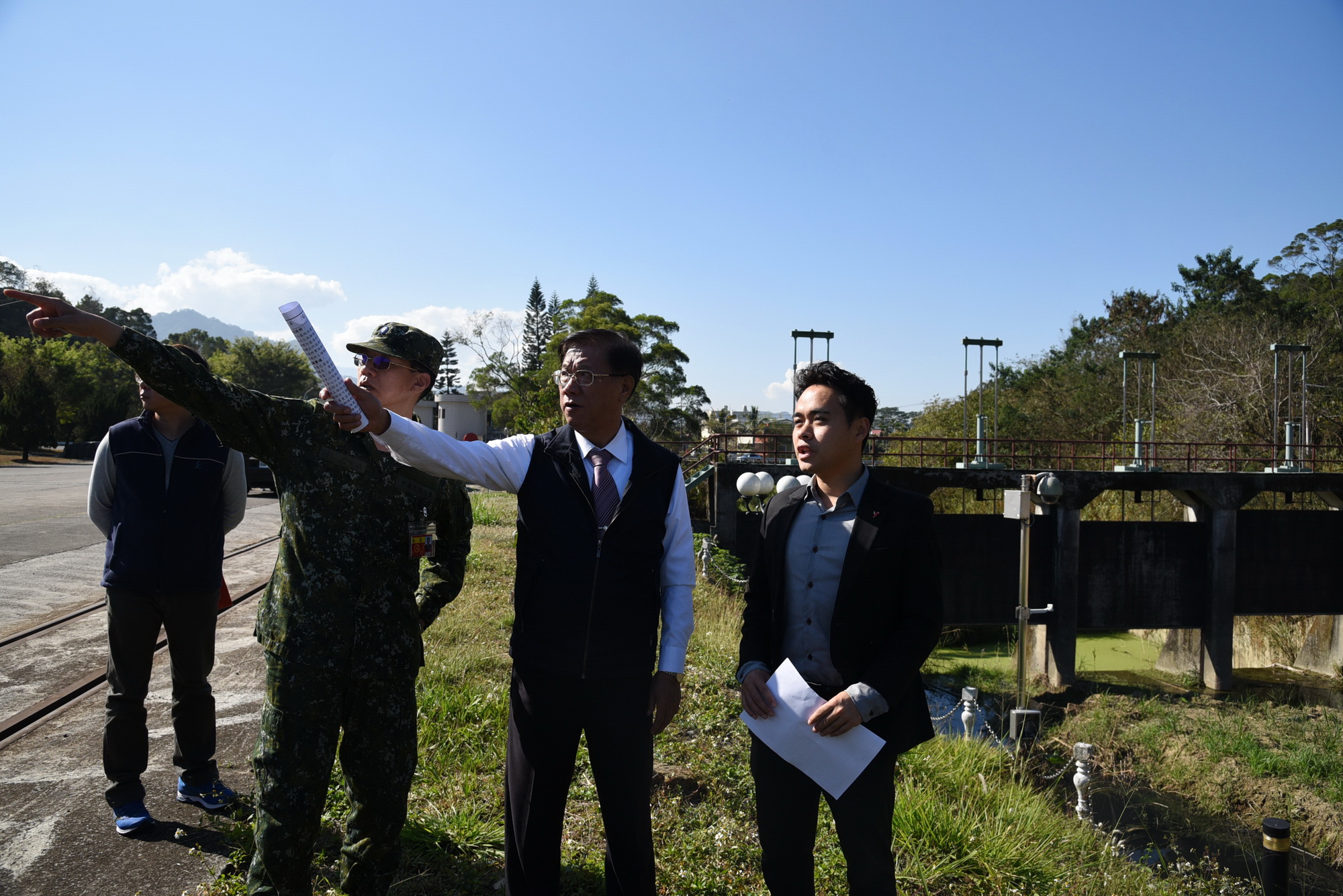 圖片-林縣長至集集會勘  同意大石公溪清淤工程