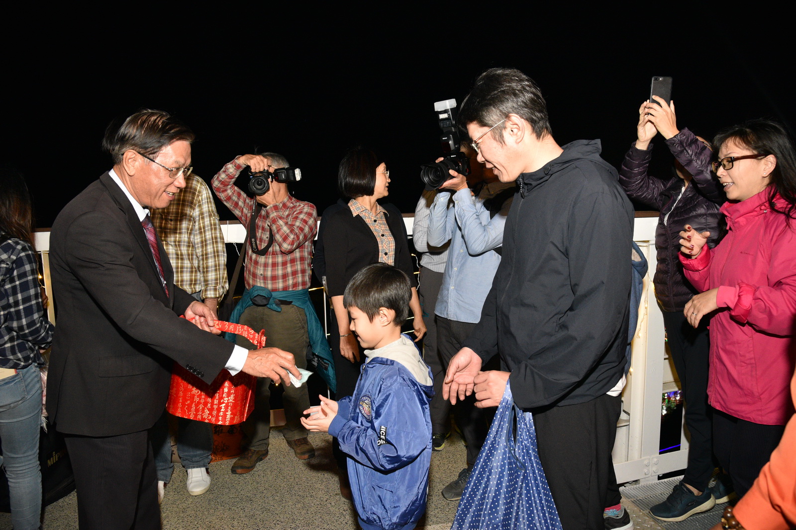 相關圖片1-林縣長伉儷情人橋頭發喜糖，南投燈會情人節浪漫破表