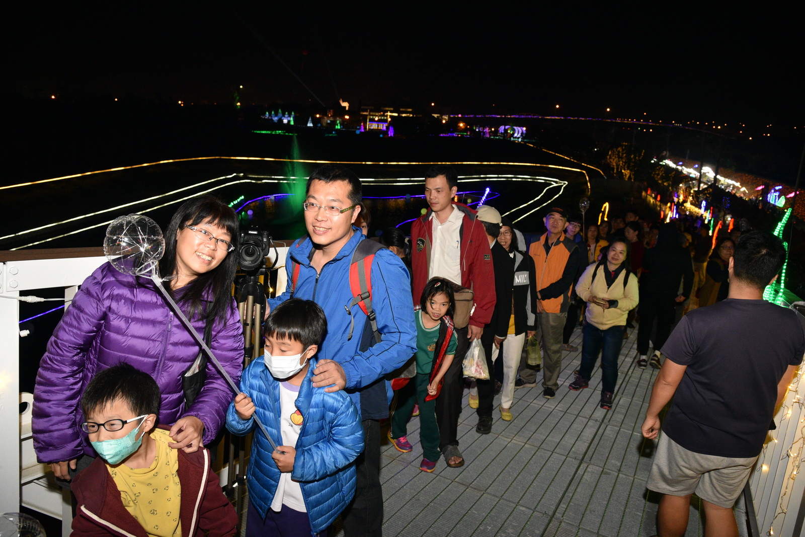 相關圖片3-林縣長伉儷情人橋頭發喜糖，南投燈會情人節浪漫破表