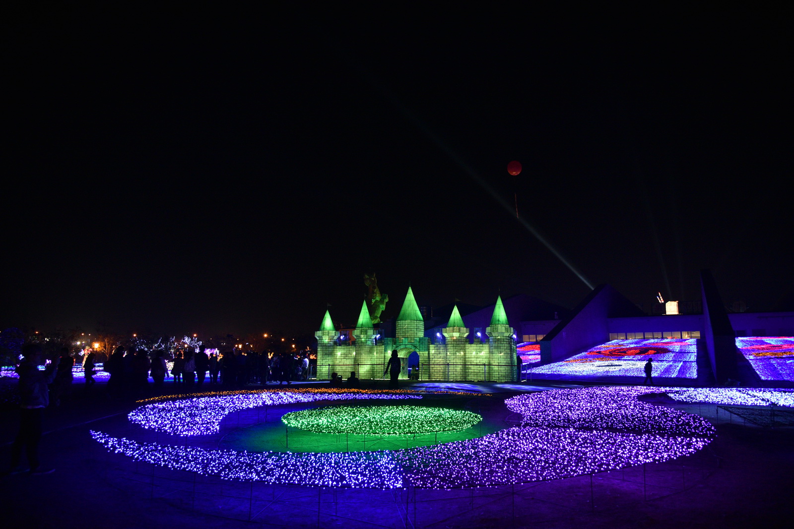 相關圖片4-林縣長伉儷情人橋頭發喜糖，南投燈會情人節浪漫破表