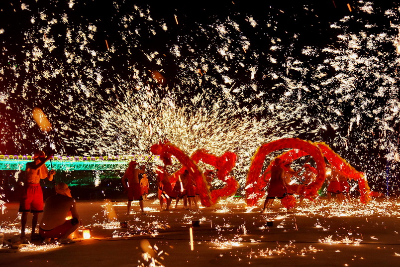 圖片-銅梁火龍尬台灣火舞萬人爭睹 南投燈會熱力四射全台聚焦
