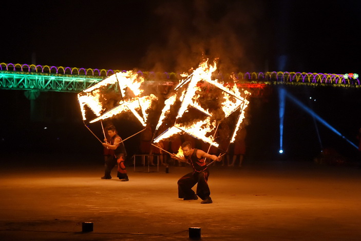相關圖片1-銅梁火龍尬台灣火舞萬人爭睹 南投燈會熱力四射全台聚焦