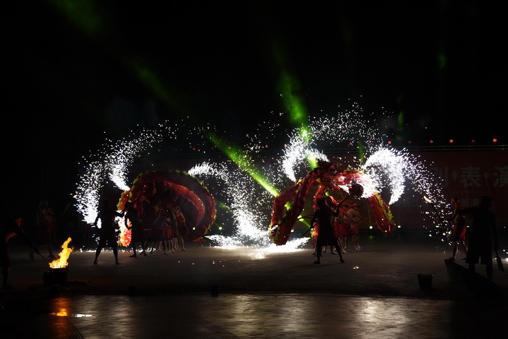 相關圖片2-重慶銅梁火龍埔里震撼登場 引爆山城熱情