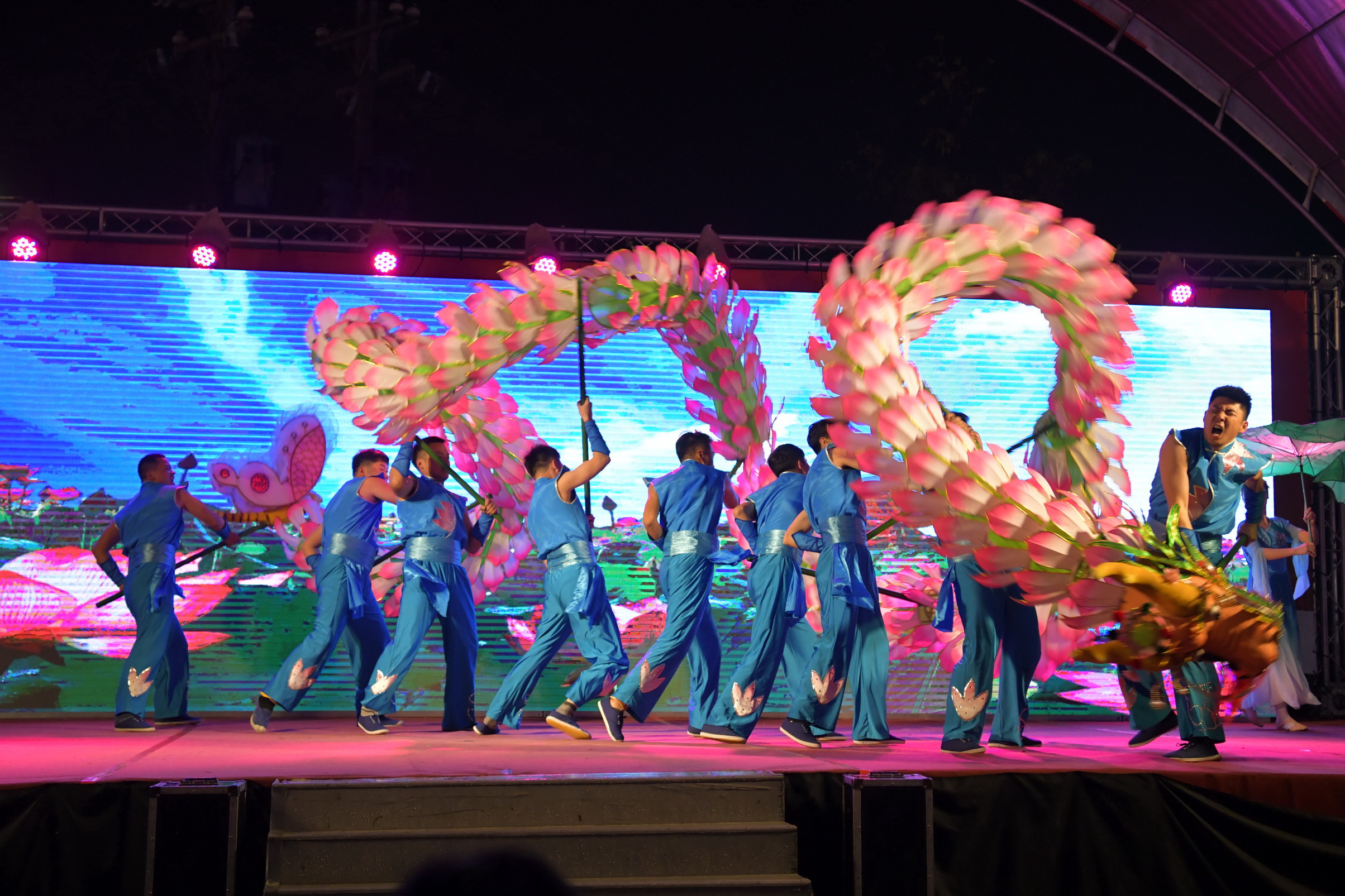 圖片-南投燈會閉幕　壓軸百葉龍雨中吸睛