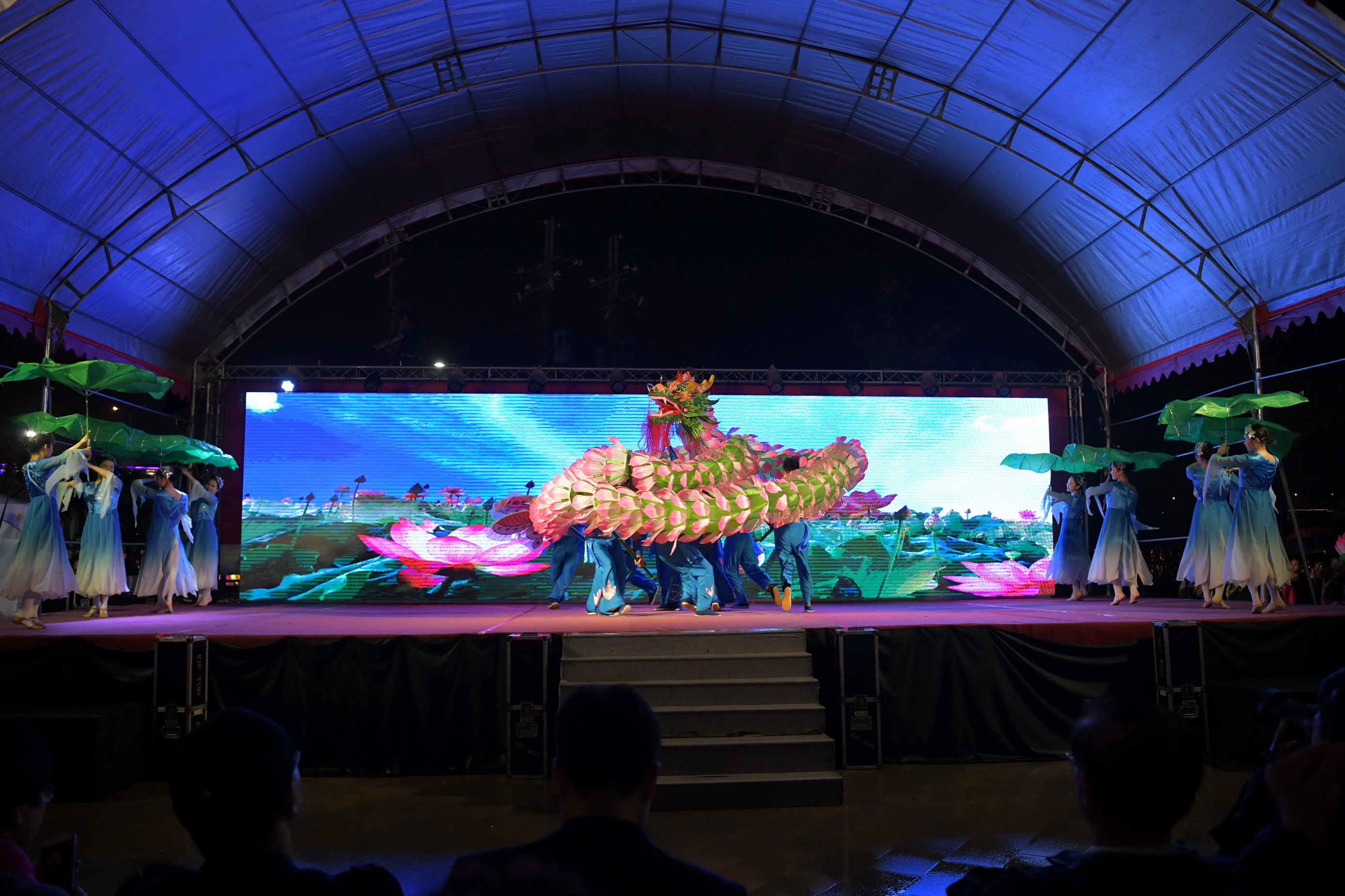 相關圖片1-南投燈會閉幕　壓軸百葉龍雨中吸睛