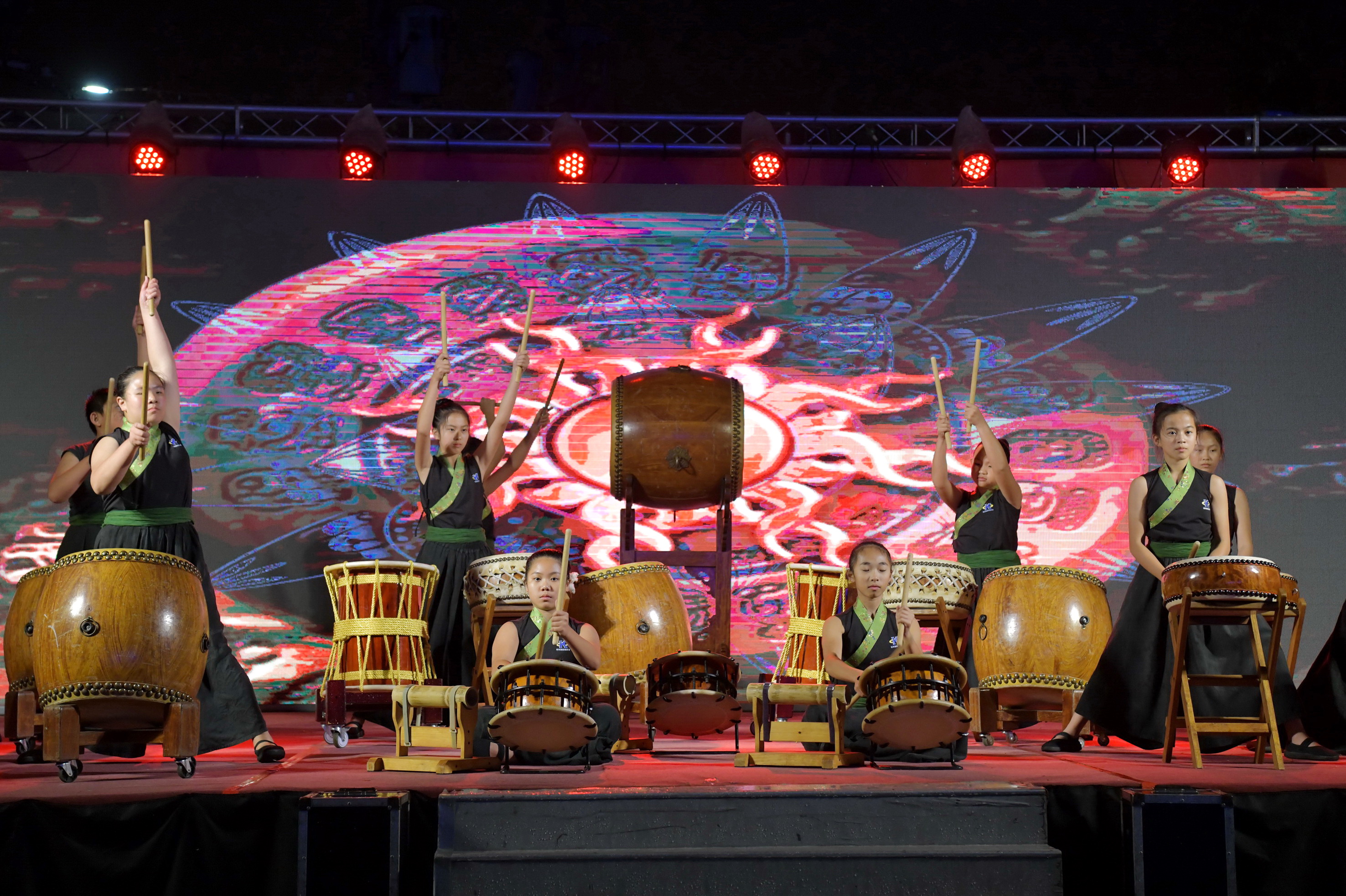 相關圖片4-南投燈會閉幕　壓軸百葉龍雨中吸睛