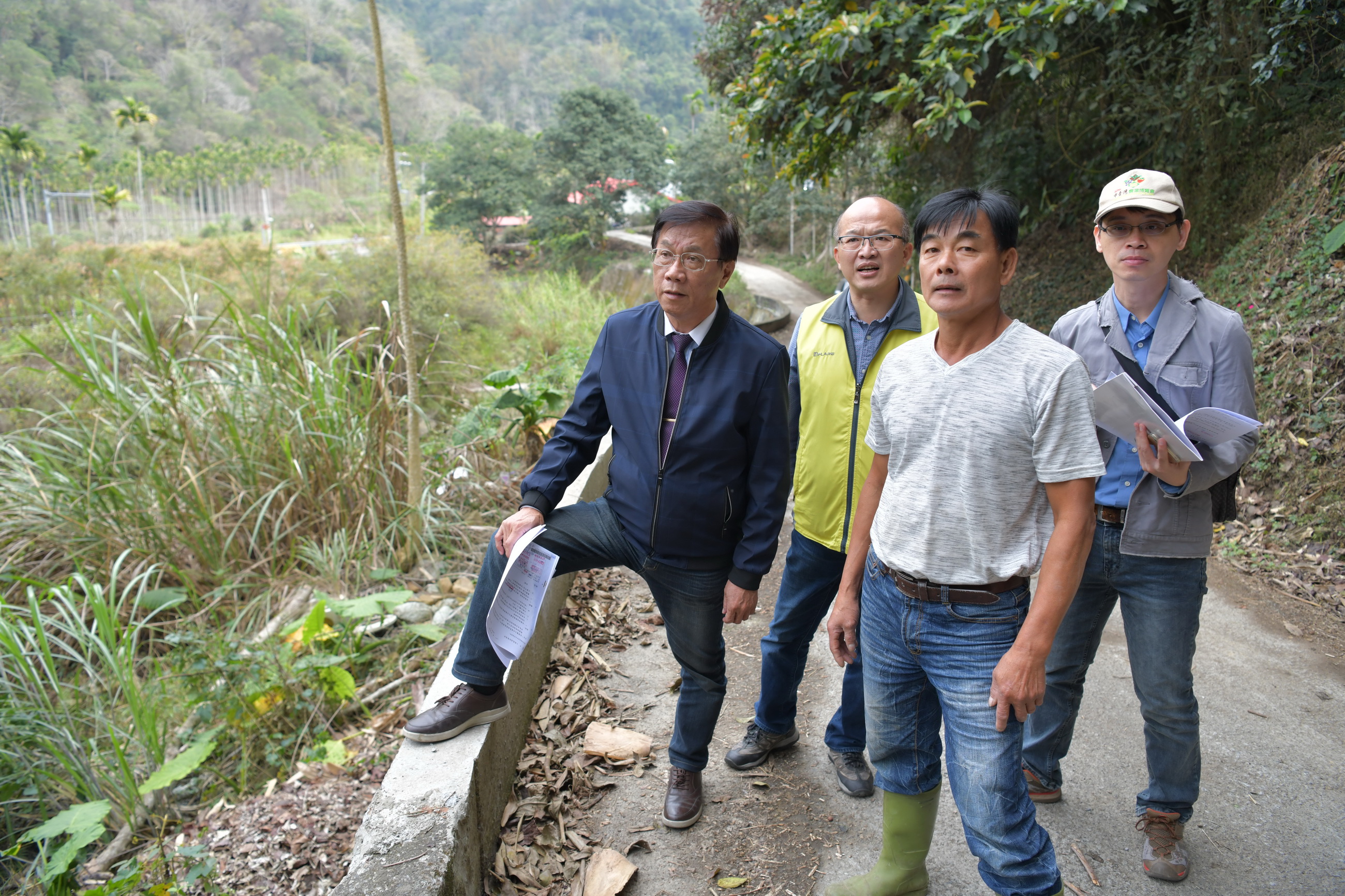 相關圖片3-林縣長水里鄉會勘　同意改善多處農路、排水溝