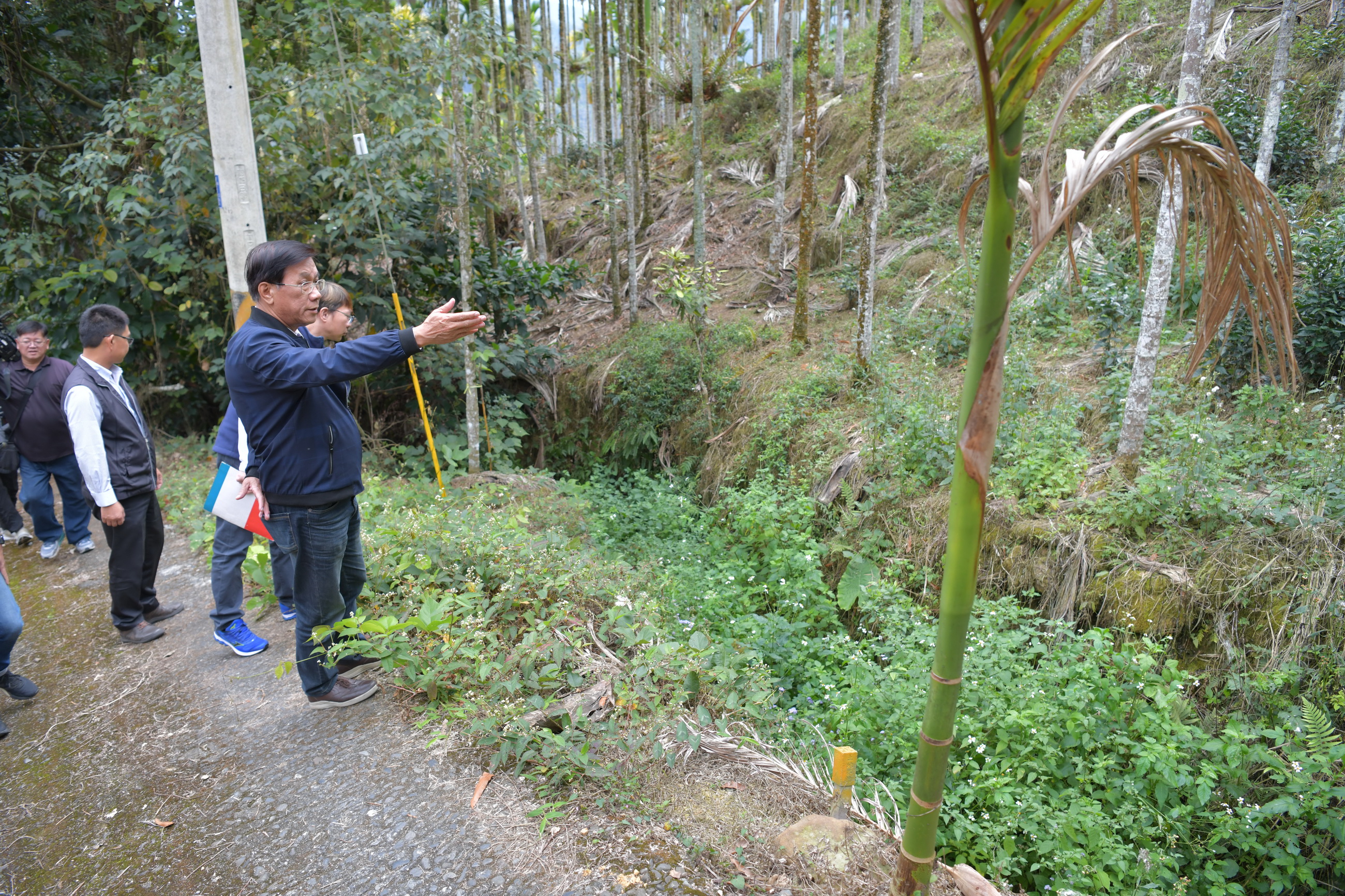 相關圖片4-林縣長水里鄉會勘　同意改善多處農路、排水溝