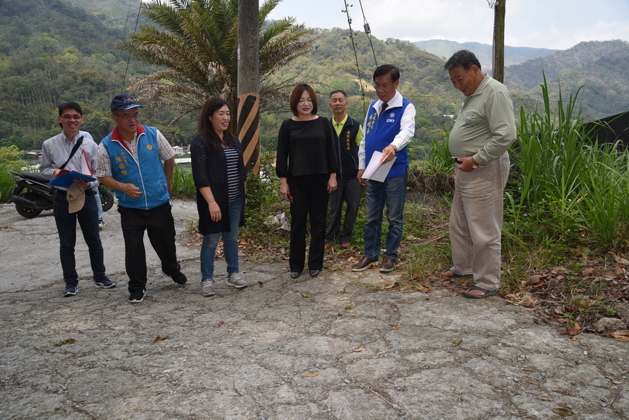 圖片-林縣長會勘國姓鄉多條危險農路 指示儘速發包改善