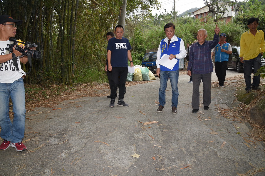 相關圖片3-林縣長會勘國姓鄉多條危險農路 指示儘速發包改善