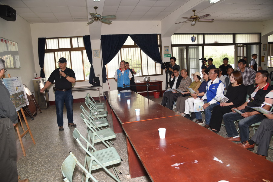 相關圖片1-林縣長主持投147線道路拓寬計畫說明會聽取居民意見