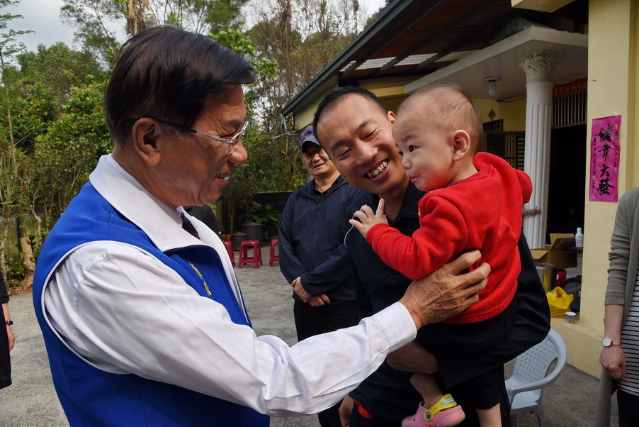 相關圖片1-國姓年輕夫婦樂生第5胎 林縣長頒發生育獎勵金10萬