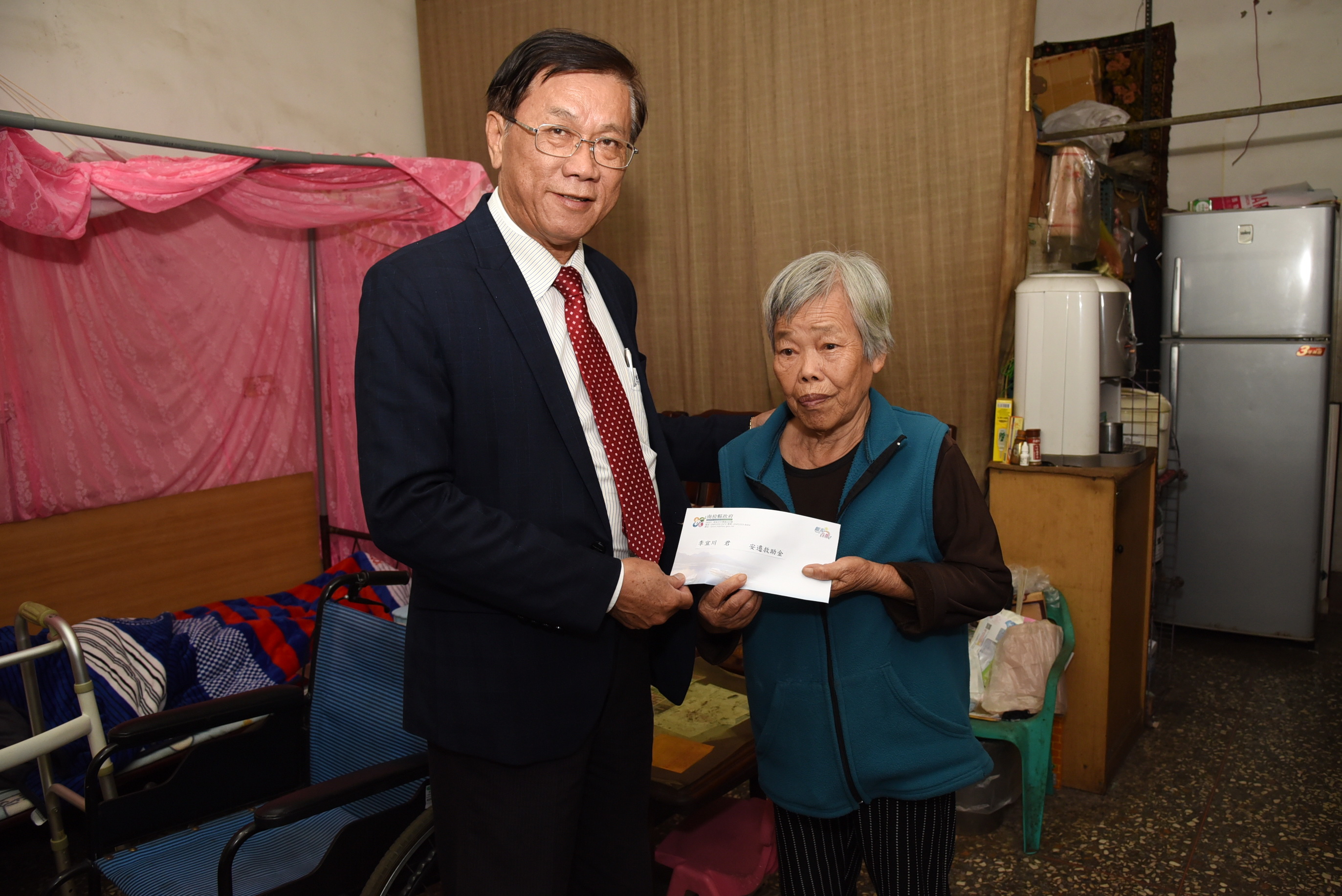 圖片-林縣長關懷草屯火災受災戶並致贈救助金