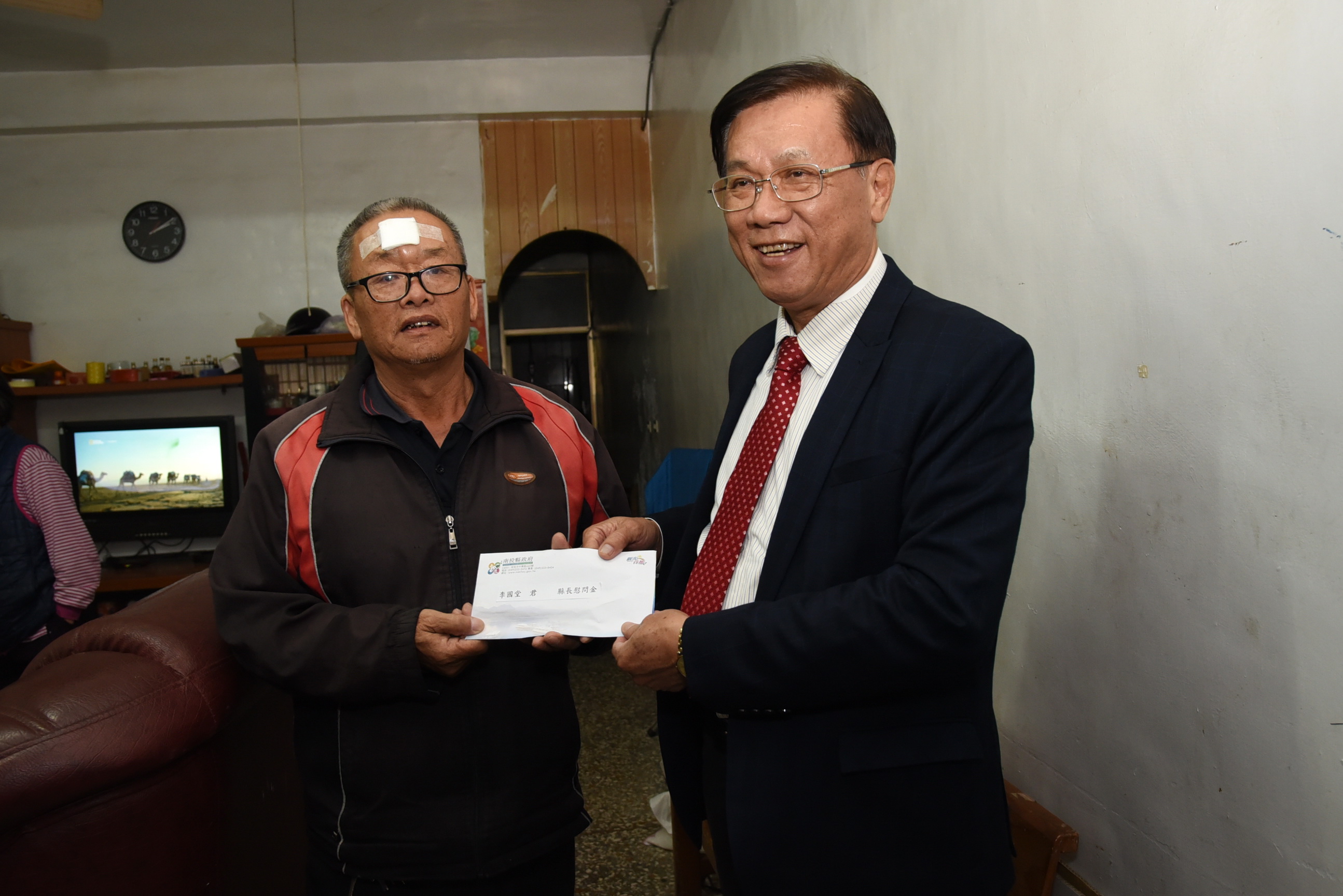 相關圖片1-林縣長關懷草屯火災受災戶並致贈救助金