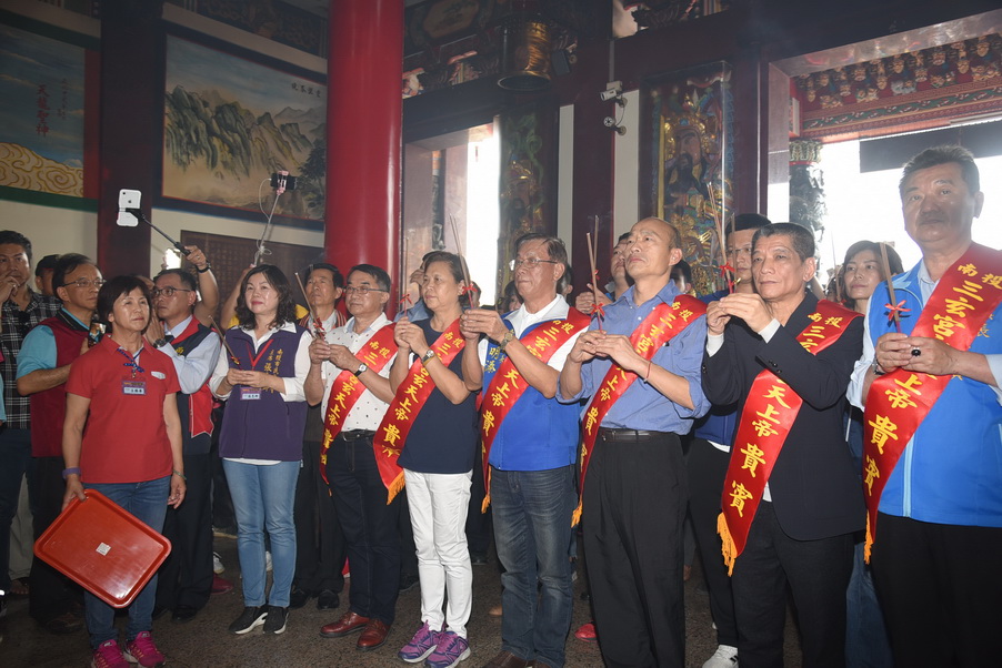 相關圖片1-投市三玄宮慶玄天上帝聖誕 林明溱、韓國瑜同台開香祈福