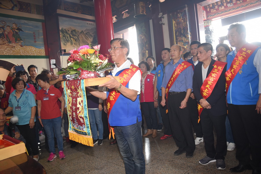 相關圖片2-投市三玄宮慶玄天上帝聖誕 林明溱、韓國瑜同台開香祈福