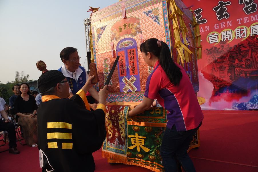 相關圖片3-投市三玄宮慶玄天上帝聖誕 林明溱、韓國瑜同台開香祈福