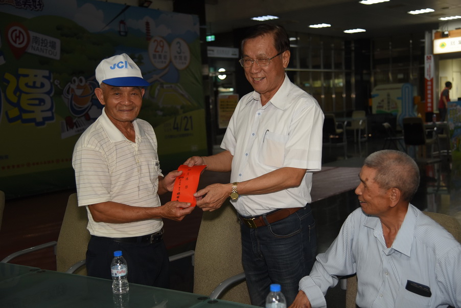 相關圖片2-縣長發放假牙補助 中寮、魚池、仁愛尚未額滿持續受理