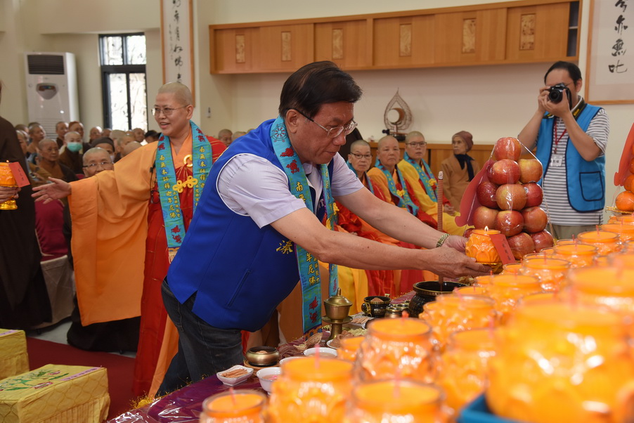 圖片-南投縣佛教會2563週年佛誕浴佛大典 林縣長供燈祈福