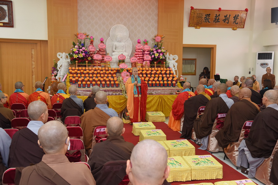 相關圖片1-南投縣佛教會2563週年佛誕浴佛大典 林縣長供燈祈福