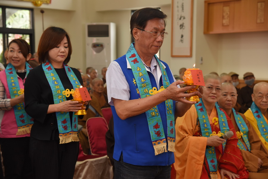 相關圖片3-南投縣佛教會2563週年佛誕浴佛大典 林縣長供燈祈福