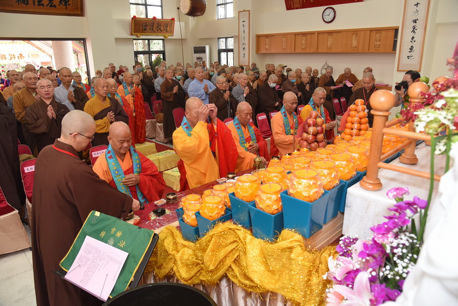 相關圖片4-南投縣佛教會2563週年佛誕浴佛大典 林縣長供燈祈福